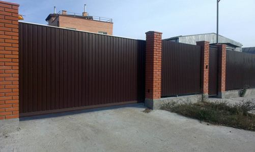 забор из профнастила с откатными воротами