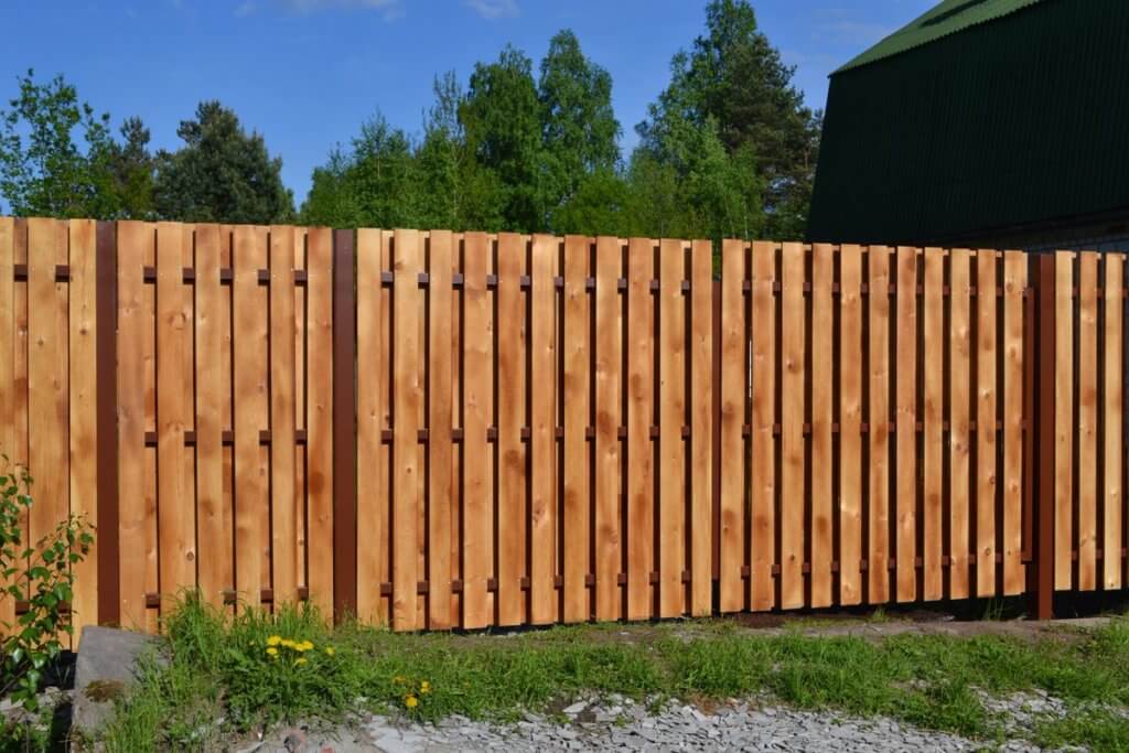 Деревянный забор для дачи
