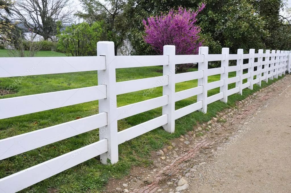 Белый деревянный забор в стиле кантри